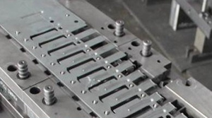 級進模凸模斷裂崩刃原因及對策